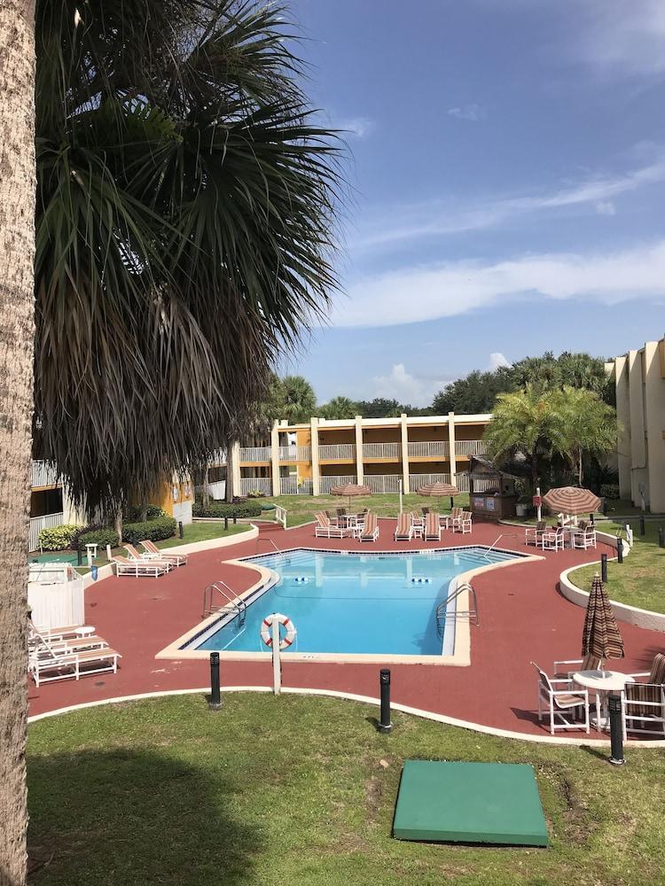 Days Inn & Suites By Wyndham Clermont Exterior photo