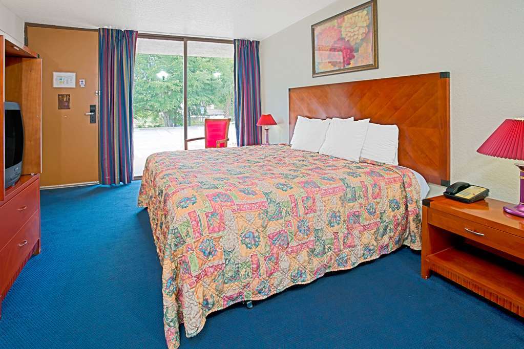Days Inn & Suites By Wyndham Clermont Room photo